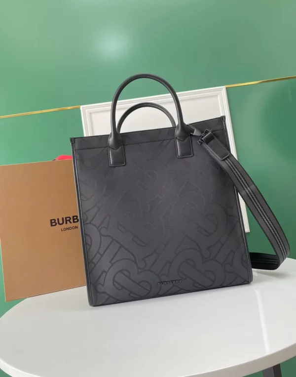 Burberry bag - rep bags