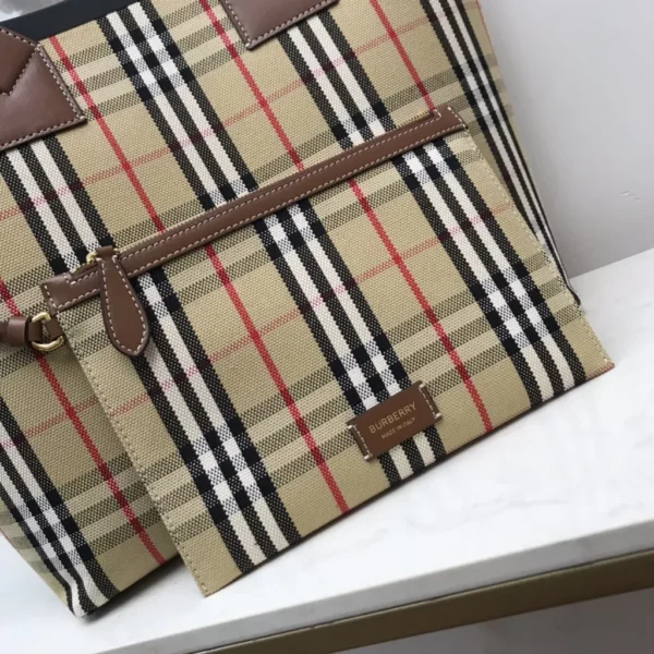 Burberry bag - rep bags