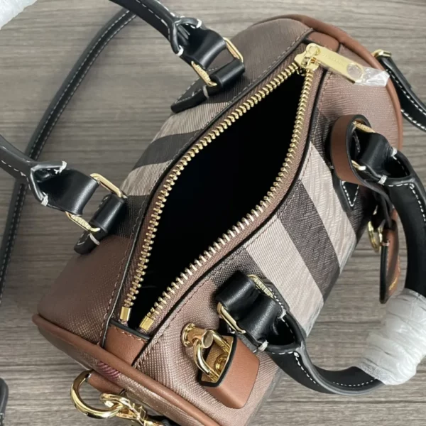 Burberry bag - rep bags