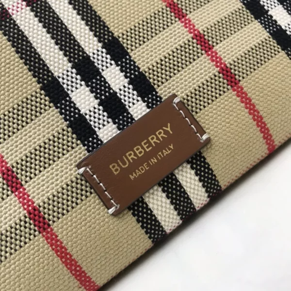 Burberry bag - rep bags