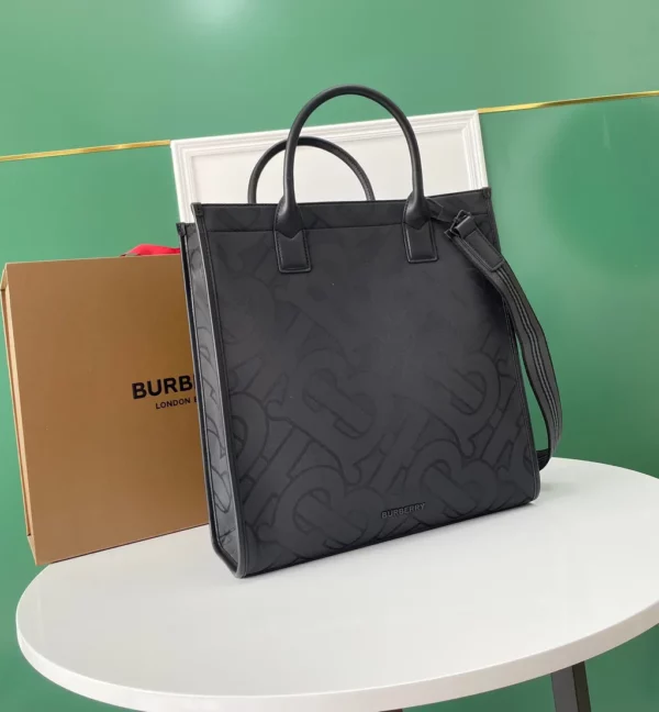 Burberry bag - rep bags