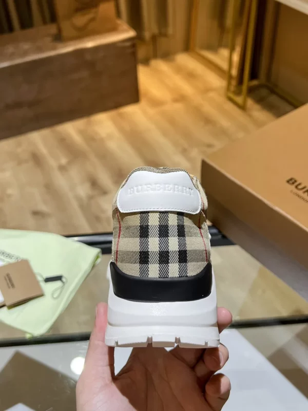 Burberry shoes - Replica shoes