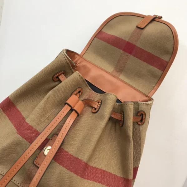 Burberry bag - rep bags