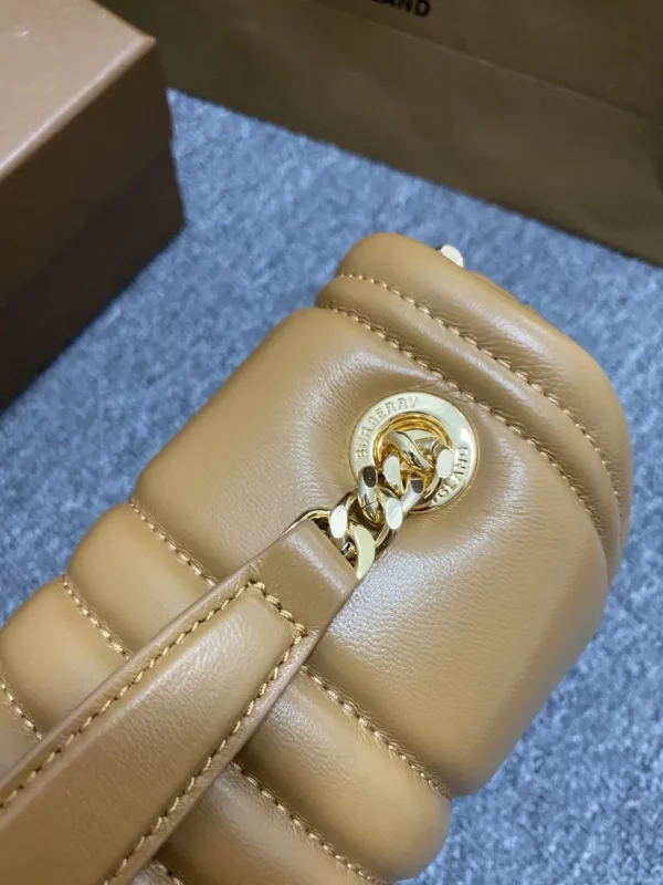 Burberry bag - rep bags