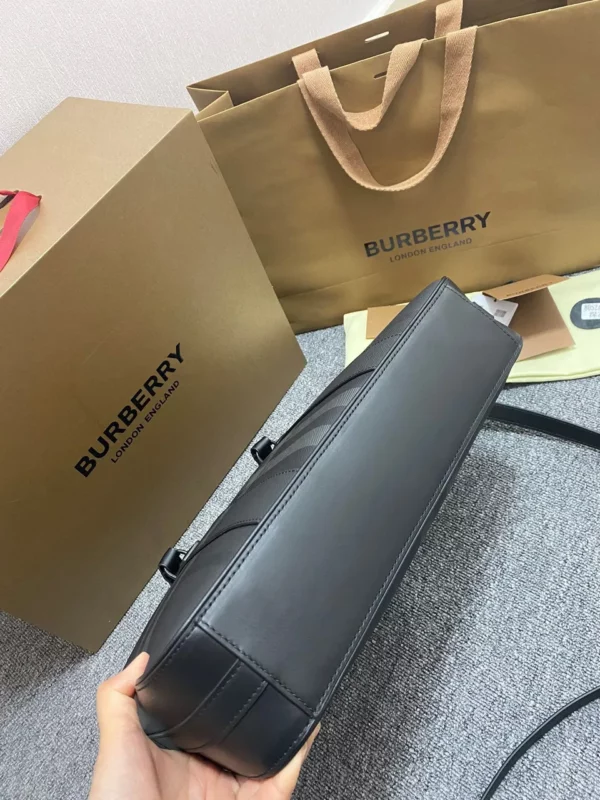 Burberry bag - rep bags