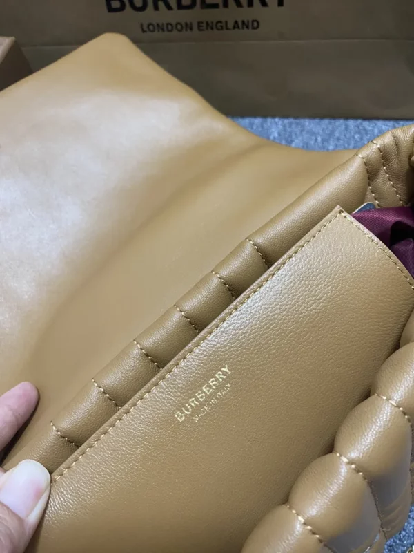 Burberry bag - rep bags