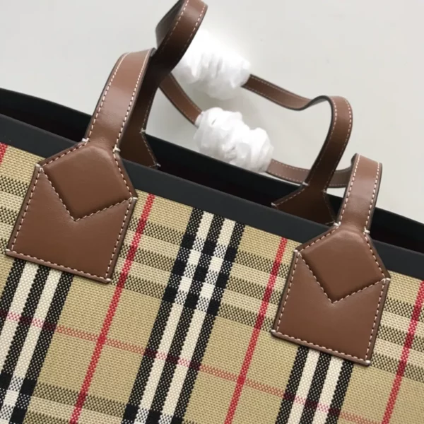 Burberry bag - rep bags