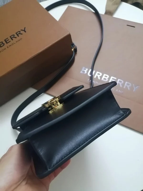 Burberry bag - rep bags