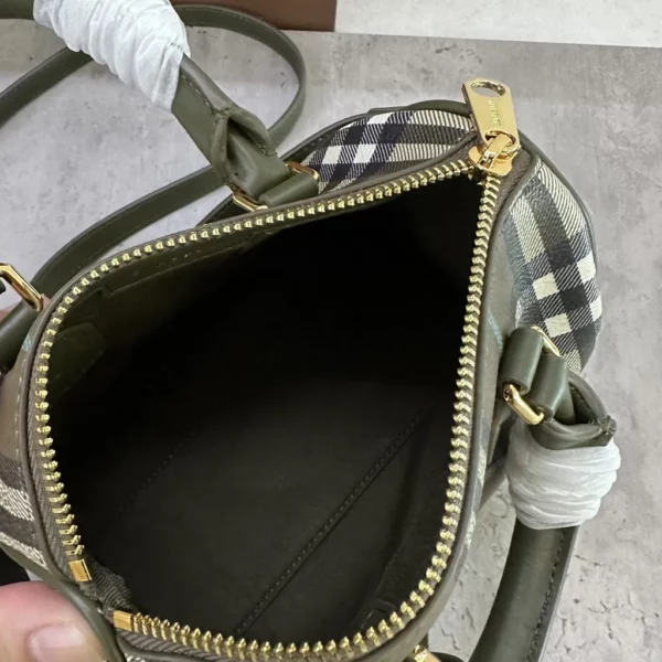 Burberry bag - rep bags