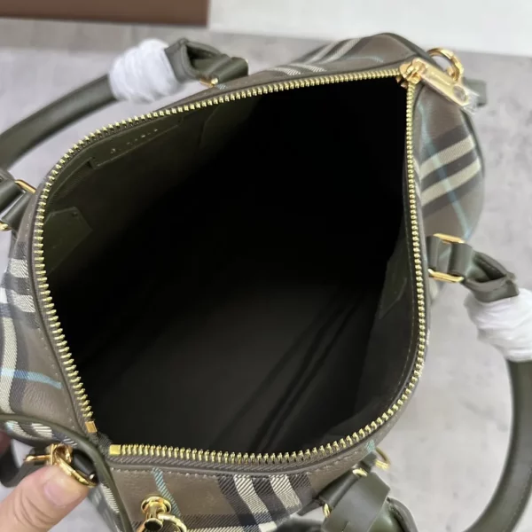 Burberry bag - rep bags