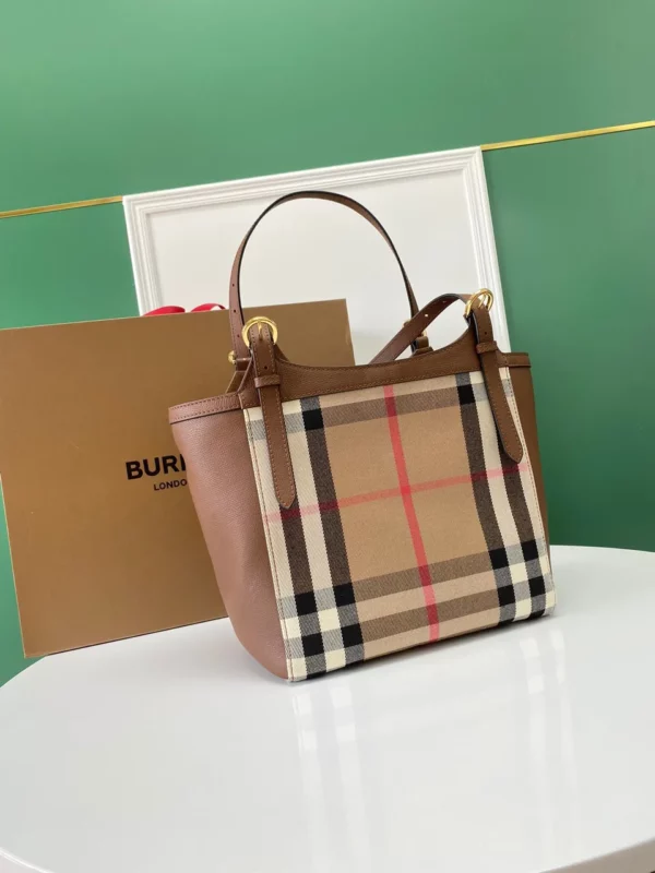 Burberry bag - rep bags