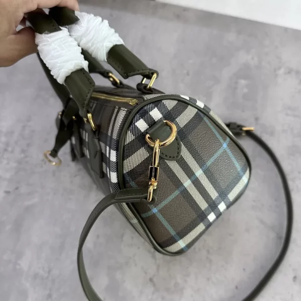 Burberry bag - rep bags