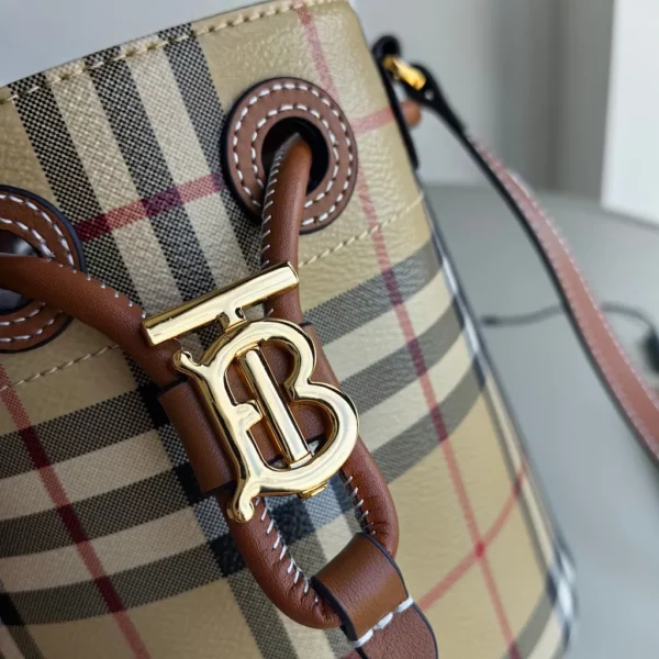 Burberry bag - rep bags