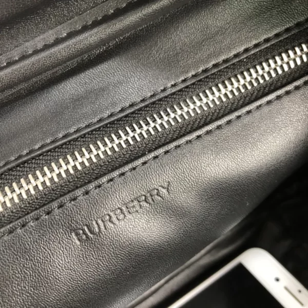 Burberry bag - rep bags