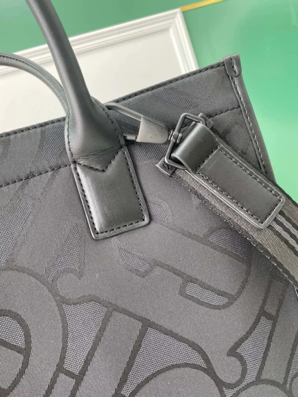 Burberry bag - rep bags