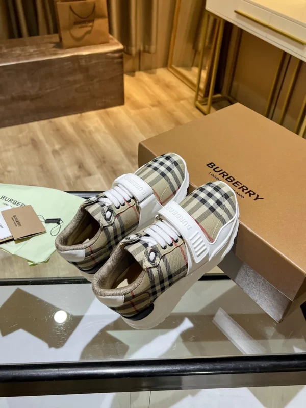 Burberry shoes - Replica shoes