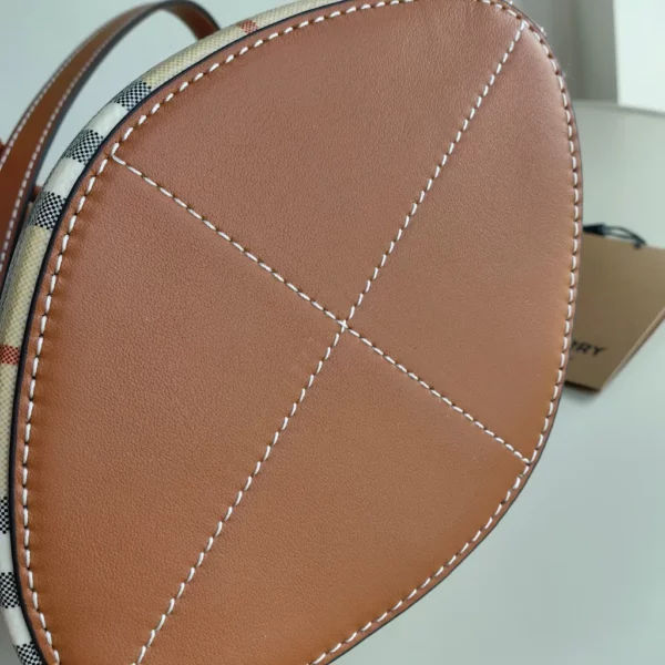 Burberry bag - rep bags