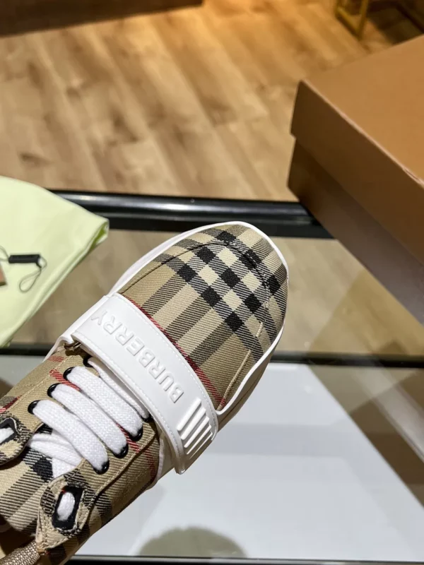 Burberry shoes - Replica shoes