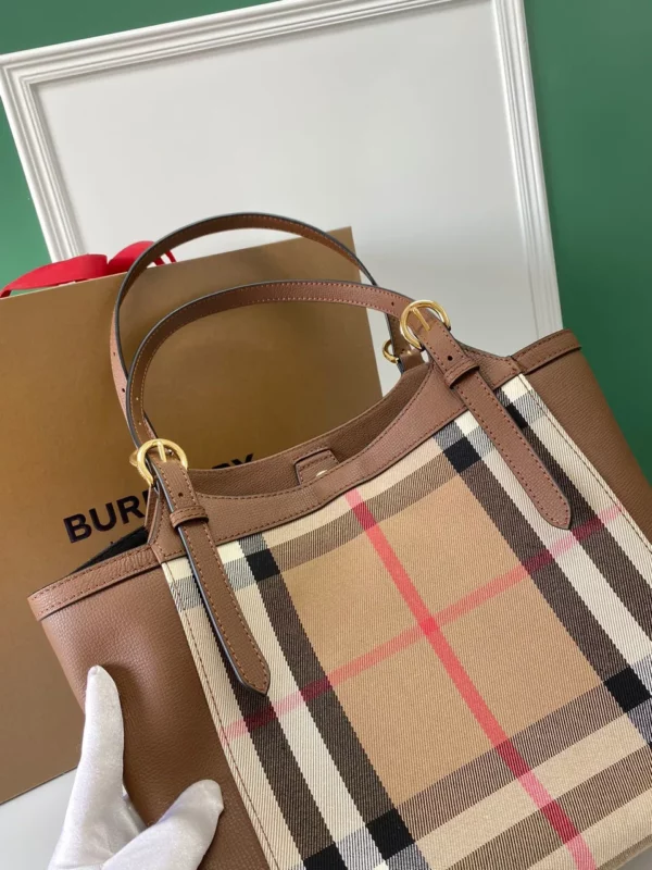 Burberry bag - rep bags