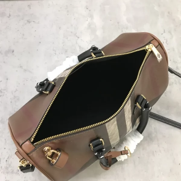 Burberry bag - rep bags