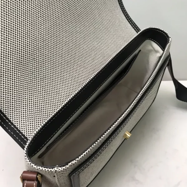 Burberry bag - rep bags