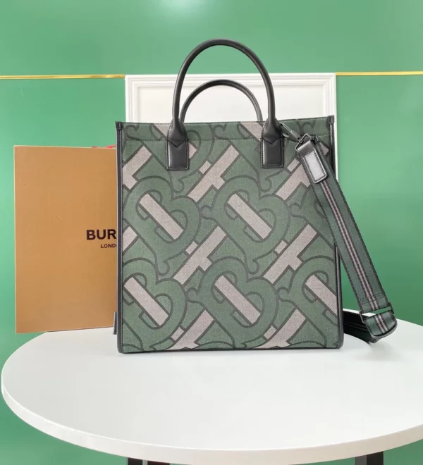 Burberry bag - rep bags