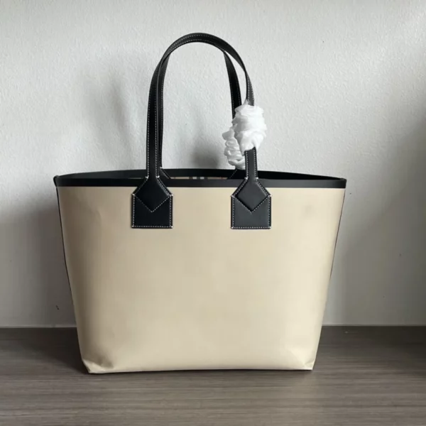 Burberry bag - rep bags