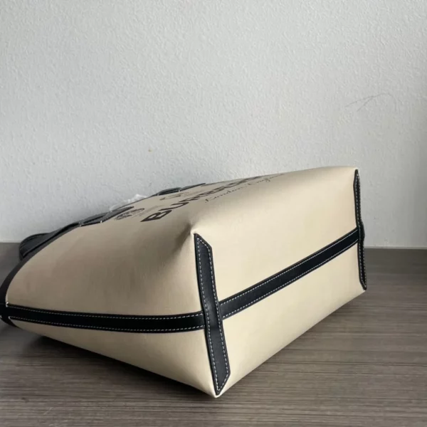 Burberry bag - rep bags