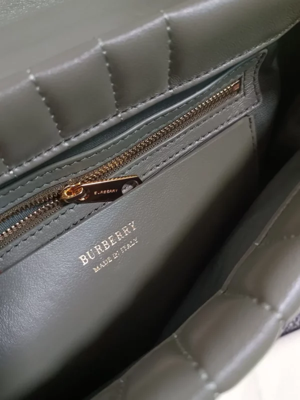 Burberry bag - rep bags