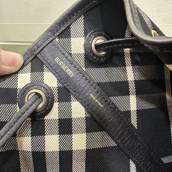 Burberry bag - rep bags