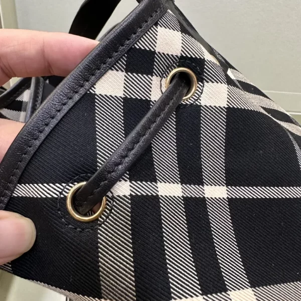 Burberry bag - rep bags