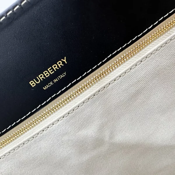 Burberry bag - rep bags