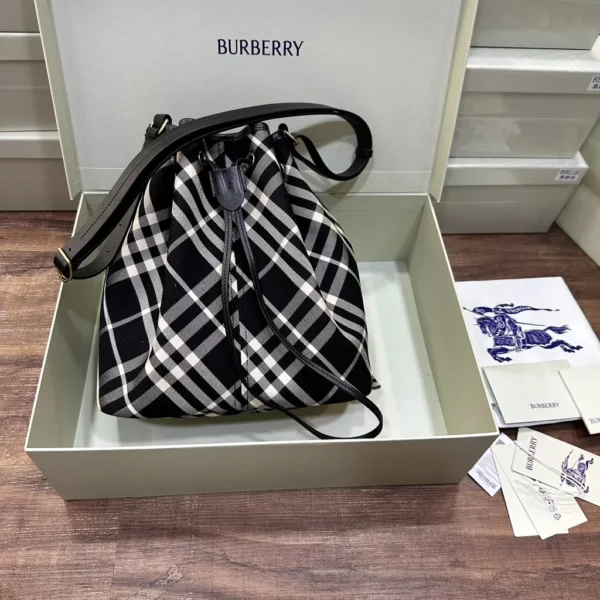 Burberry bag - rep bags