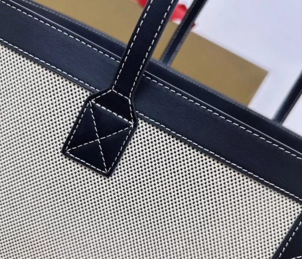 Burberry bag - rep bags