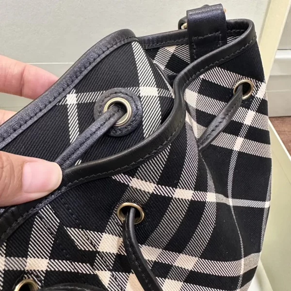 Burberry bag - rep bags