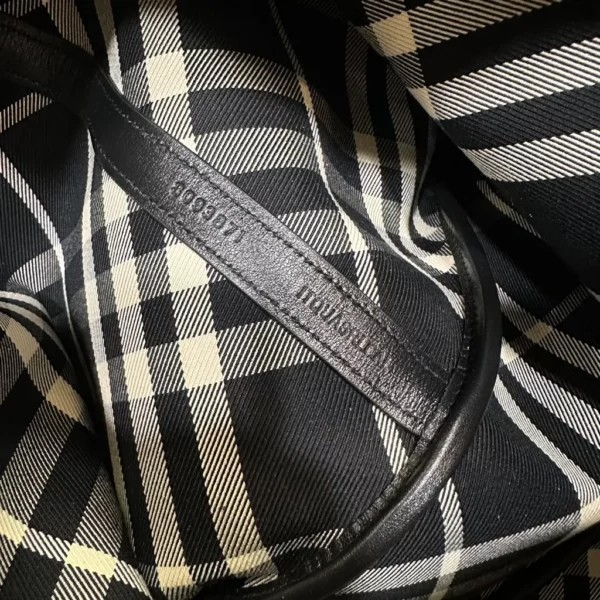 Burberry bag - rep bags